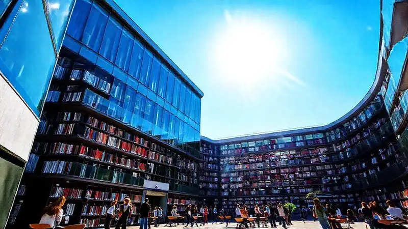Bocconi: campus moderno, vibrante y académico